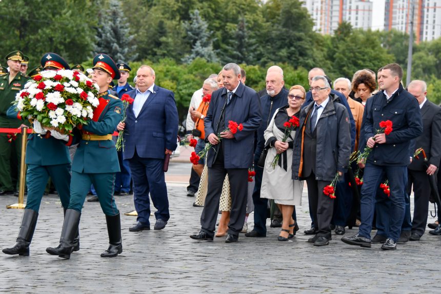 Представители Общественной палаты Петербурга почтили память жертв Ленинградской битвы