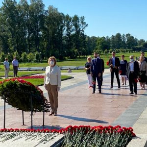 Общественная палата Санкт-Петербурга почтила память защитников Ленинграда на Пискаревском мемориальном кладбище