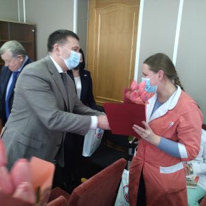 Общественная палата Петербурга поздравила городские коллективы врачей