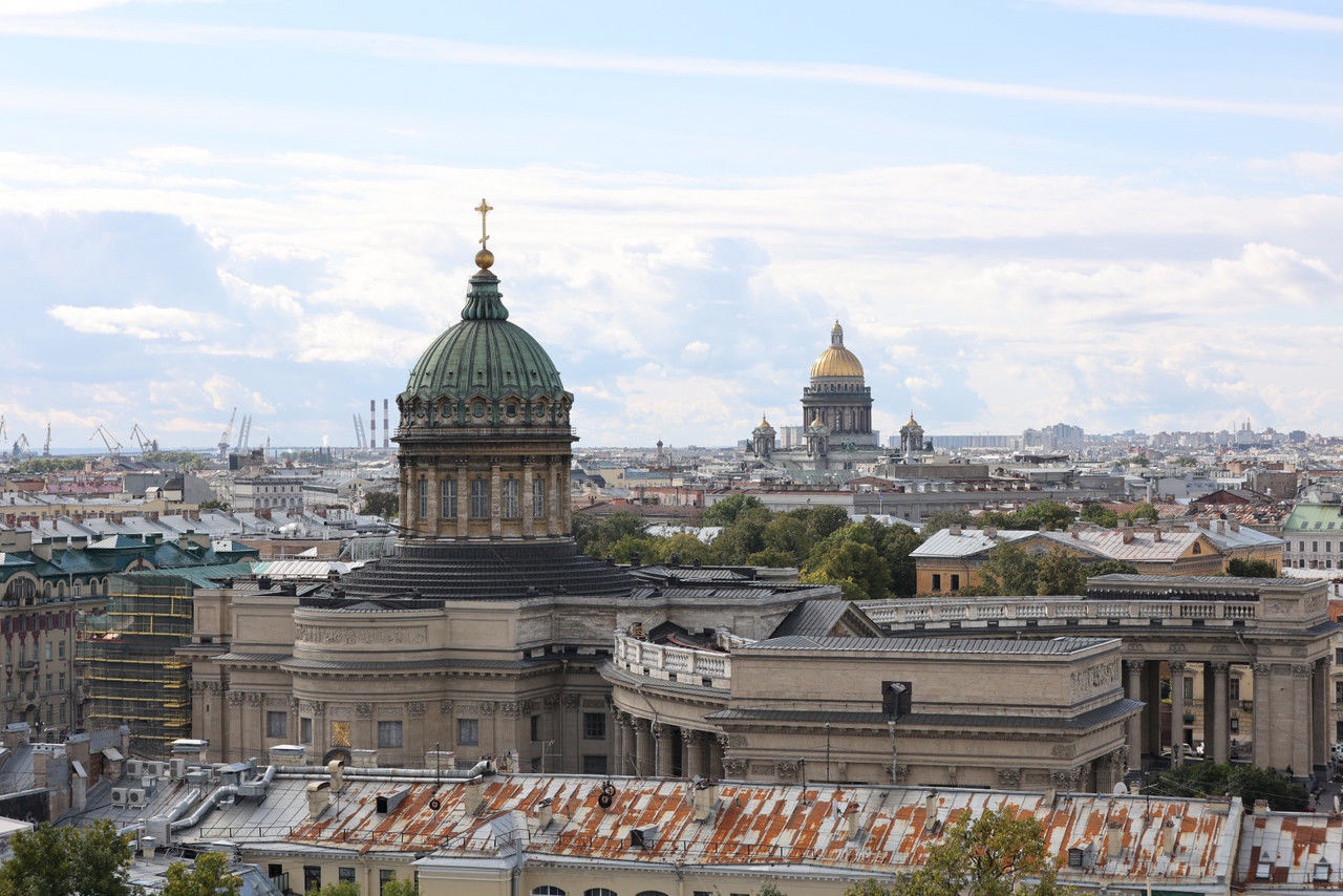 на фоне исаакиевского собора в санкт петербурге