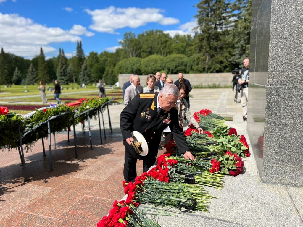 Отечество погибло. Цветы на мемориале памяти. Возложение венков вчера в Питере. Венок памяти 22 июня. Траурные цветы.