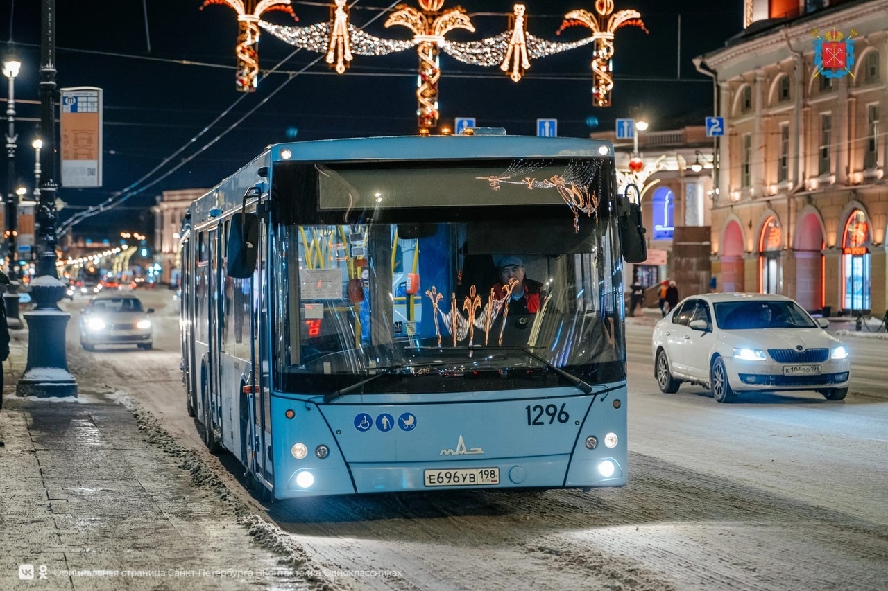 Наземный транспорт санкт петербург в новогоднюю ночь. Новогодний транспорт. Новогодняя ночь. Новогодний ночной каток Санкт Петербург. Работа в новогоднюю ночь.