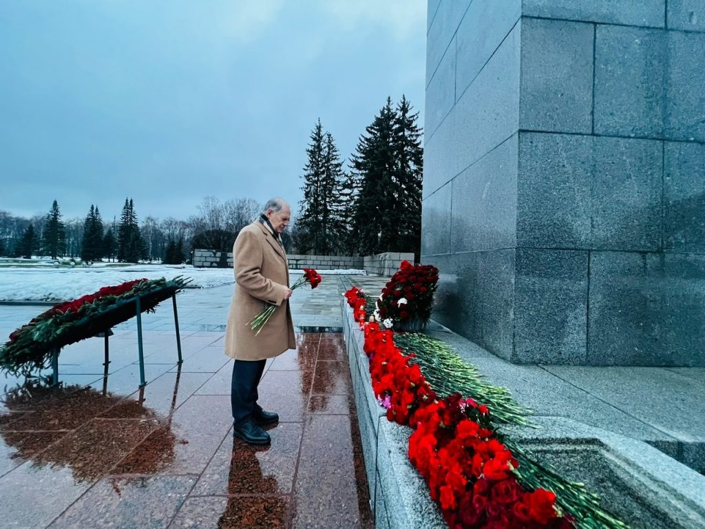 Член Общественной палаты Санкт-Петербурга Георгий Абелев возложил цветы к  памятнику жертвам Великой Отечественной войны - Общественная палата  Санкт-Петербурга