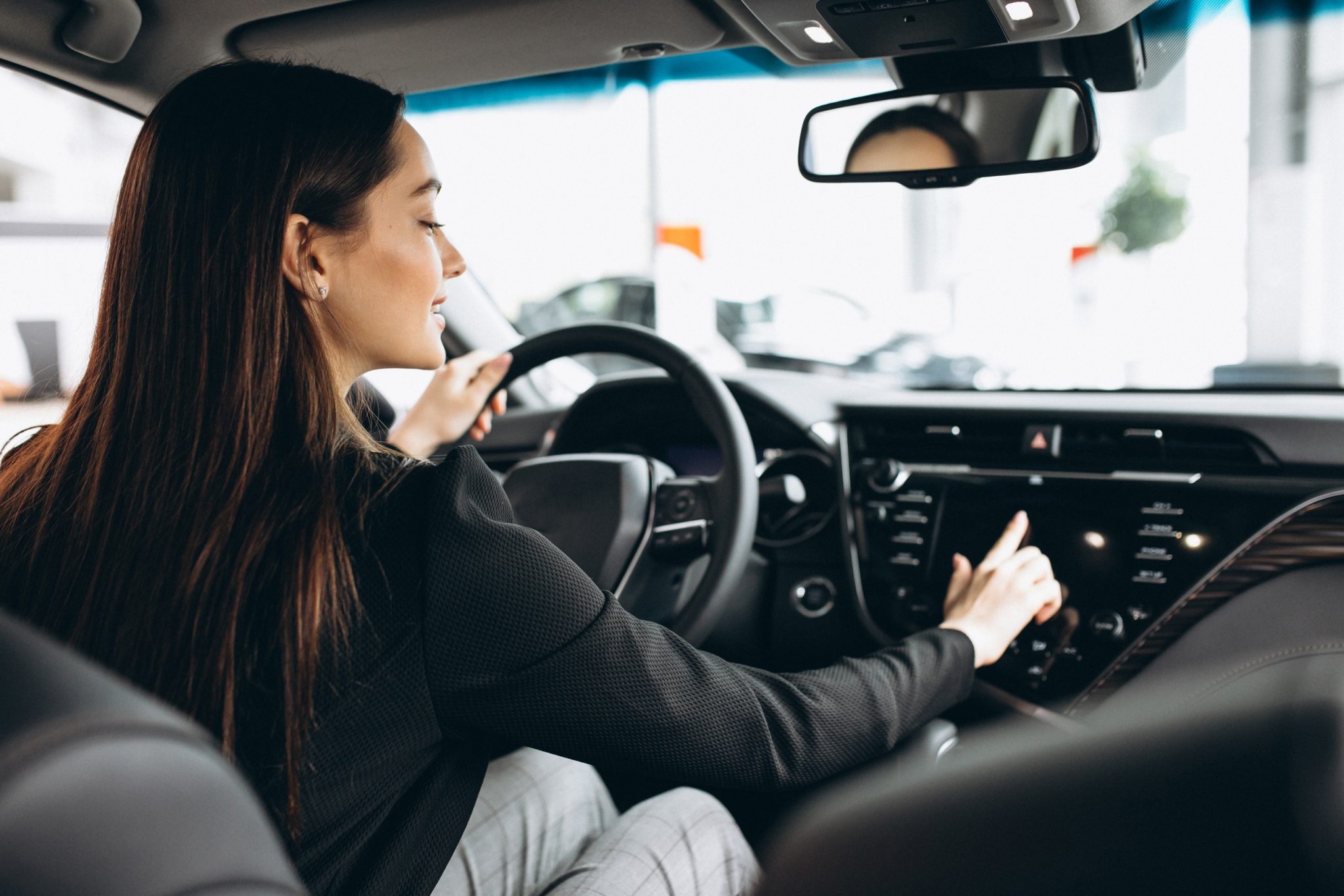 He she drives a car. Женщина в автомобиле. Машины для женщин. Авто для женщин. Девушка водит машину.