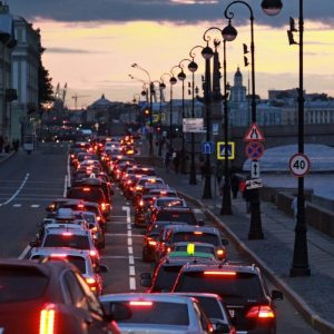 В разных городах России автомобилисты сталкиваются с дорожными ловушками, попадание в которые может привести к большим штрафам