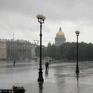 В Петербурге дождливо и ветрено